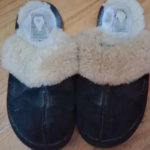 UGG | Shoes | Ugg Black And Cream Suede Slippers Size 8  display picture 3